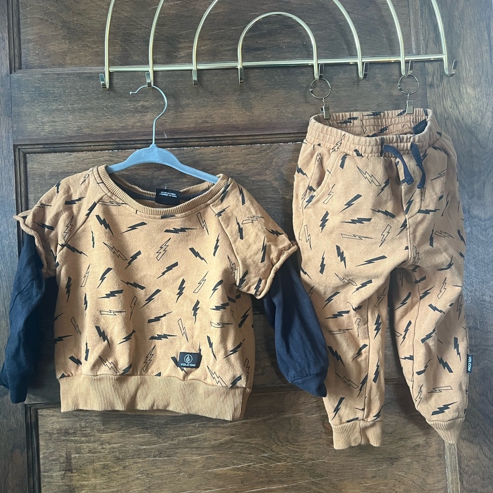 Volcom Tan and Black Lightning Print Kids Set (2T)